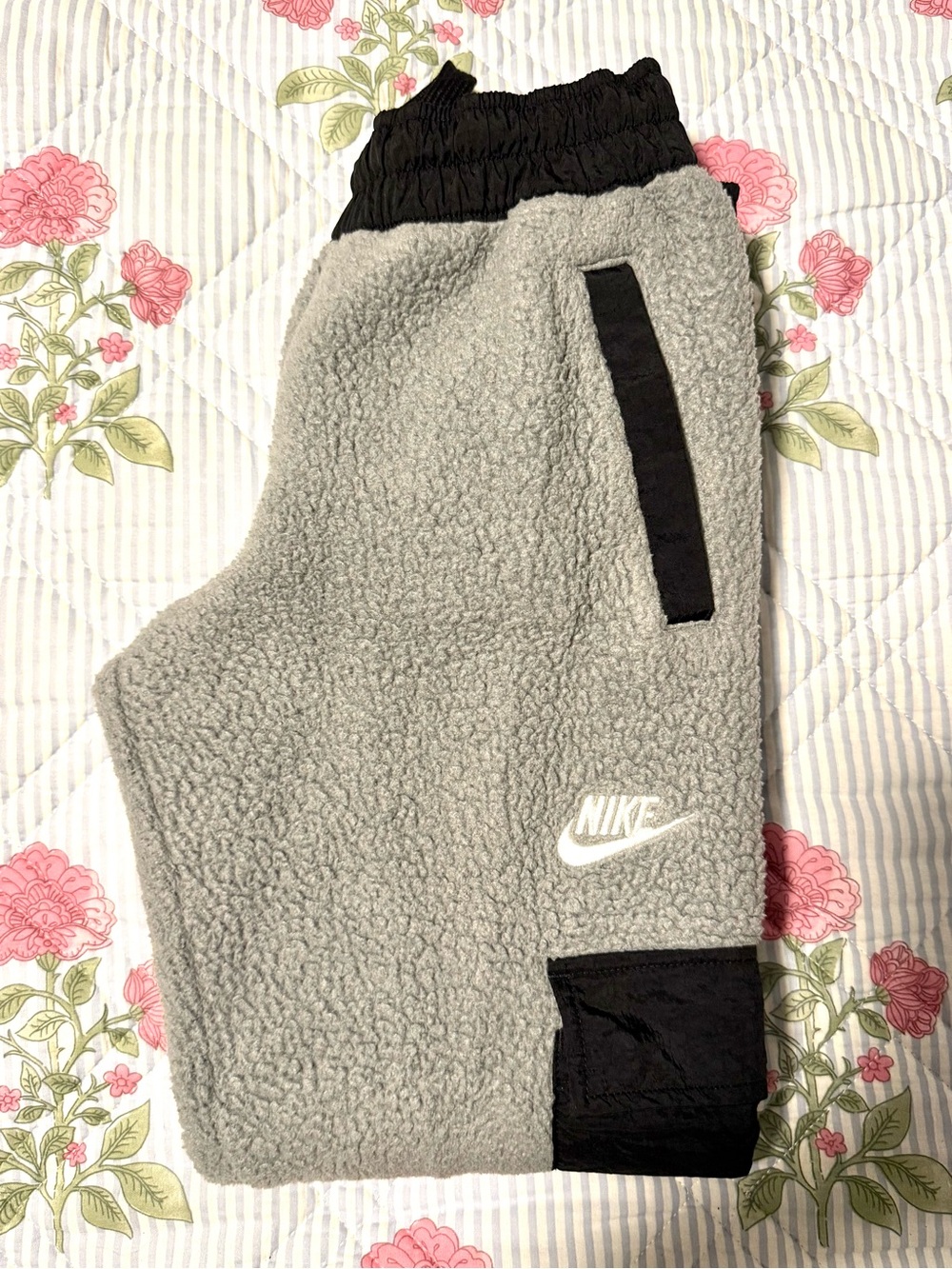 NIKE Kids Sportswear Club Fleece Pants w/Cargo Pockets and Elastic Waist